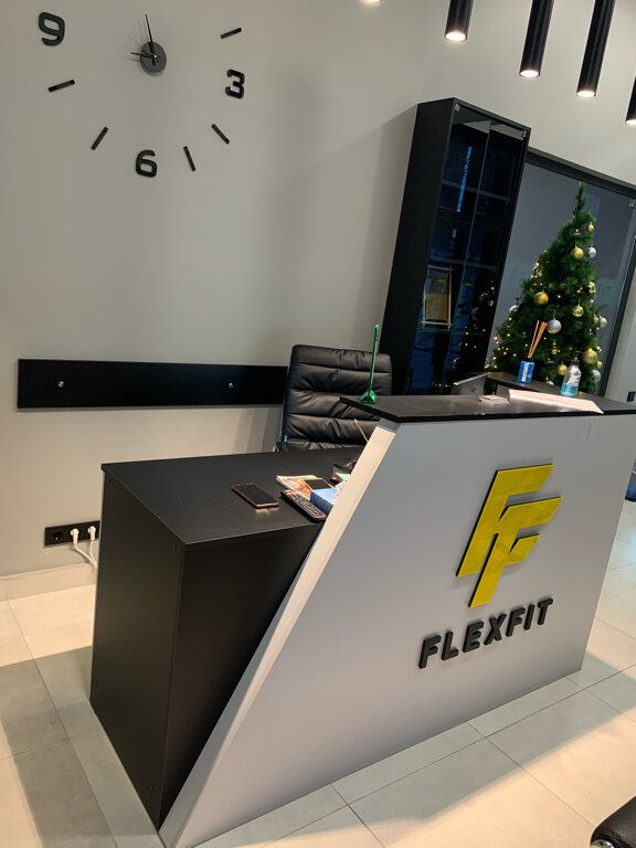 FlexFit-ի ընդունարանը ոսկեգույն լոգոյով
