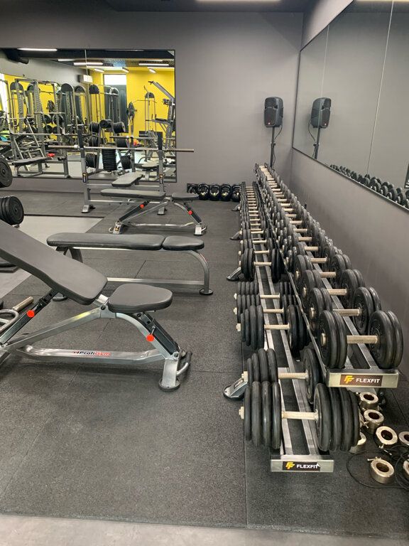Հանտելների դարակներ և նստարաններ FlexFit-ի մարզասրահում
